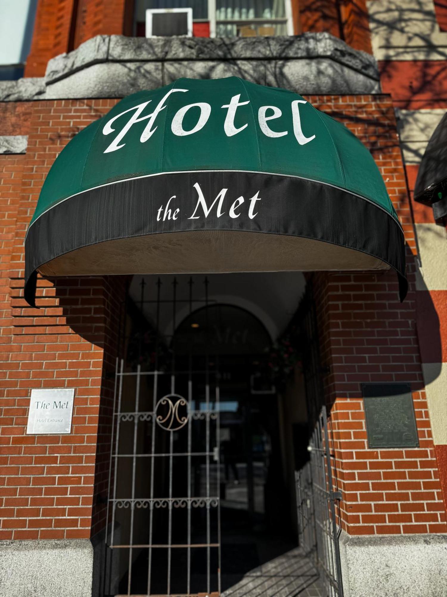 The Met Hotel Ню Уестминстър Екстериор снимка